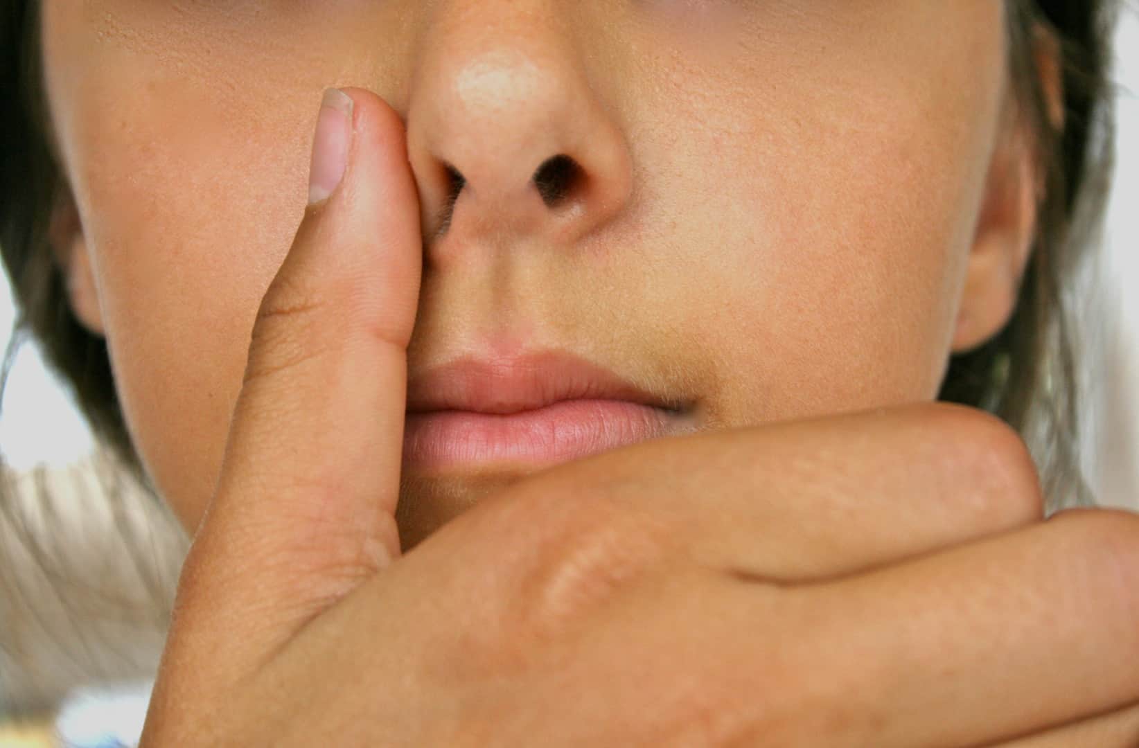 Резкие вдохи носом. Закрыть одну ноздрю. Дышим через левую ноздрю. Зажимает нос. Зажатый нос пальцами.